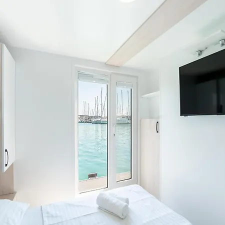 Houseboat With Rooftop Whirlpool In Novigrad Botel Novigrad (Istria)