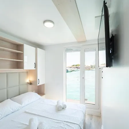 Botel Houseboat With Rooftop Whirlpool In Novigrad 3*