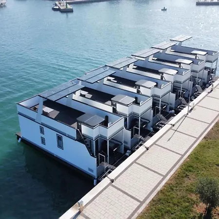 Botel Houseboat With Rooftop Whirlpool In Novigrad Novigrad (Istria)