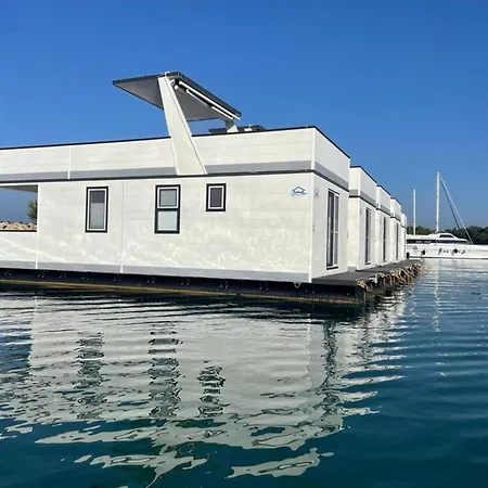 Houseboat With Rooftop Whirlpool In Novigrad Botel Novigrad (Istria)