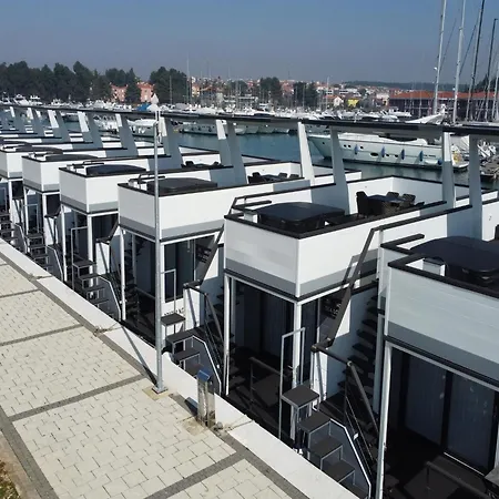 Houseboat With Rooftop Whirlpool In Novigrad Botel Novigrad (Istria)